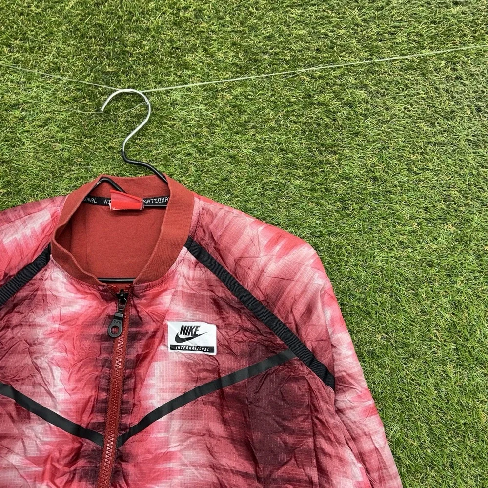 Nike International Jacket Womens Medium Windbreaker Full Zip Up Softshell Red